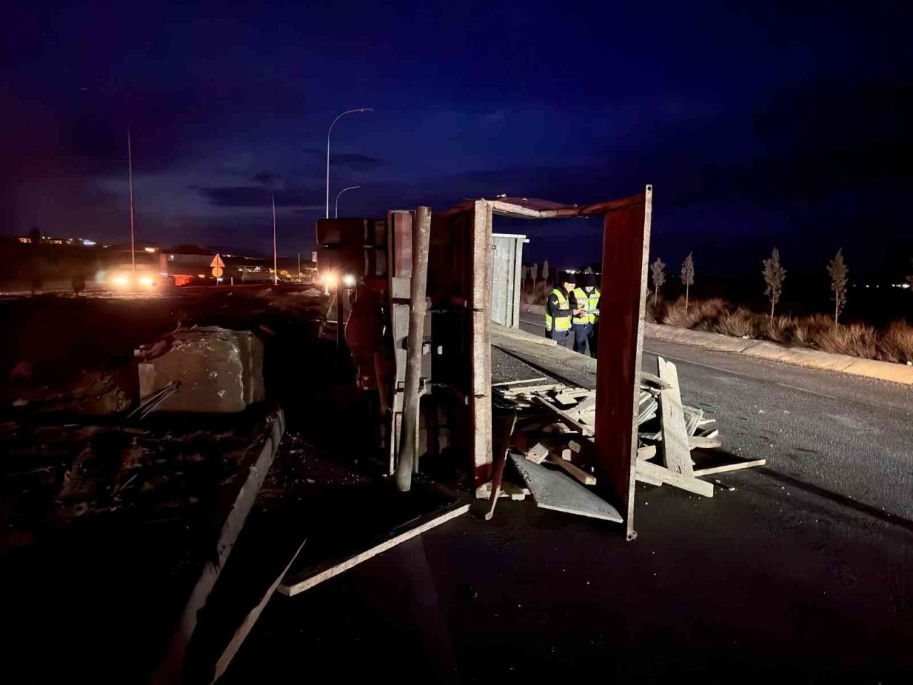 Toprak yüklü tır ile kereste yüklü kamyonet çarpıştı, 2 kişi yaralandı
