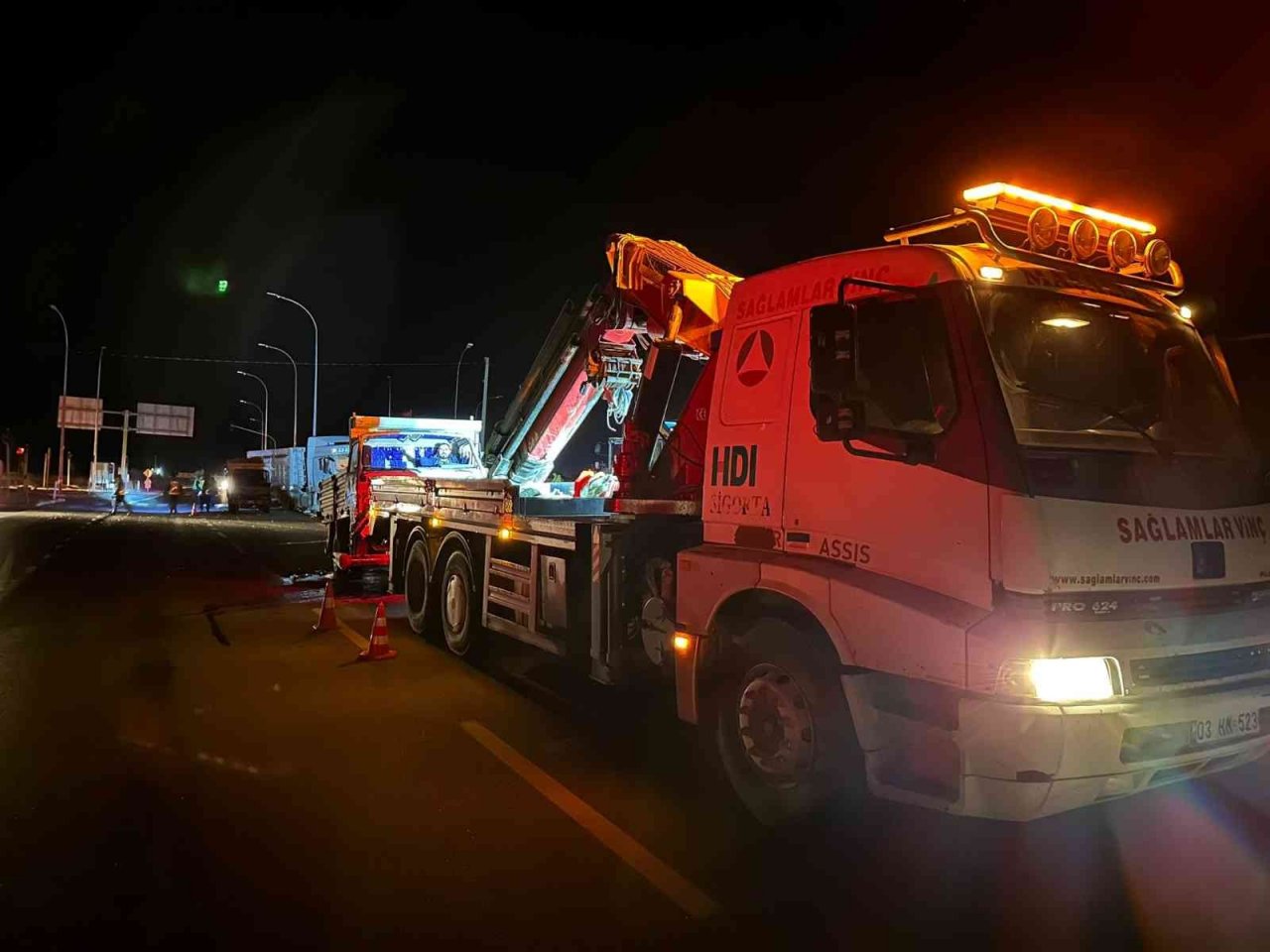 Toprak yüklü tır ile kereste yüklü kamyonet çarpıştı, 2 kişi yaralandı