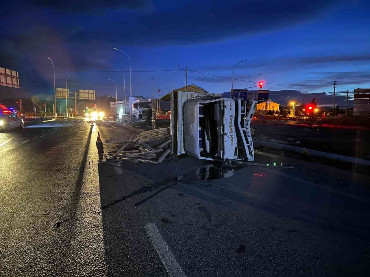 Toprak yüklü tır ile kereste yüklü kamyonet çarpıştı, 2 kişi yaralandı