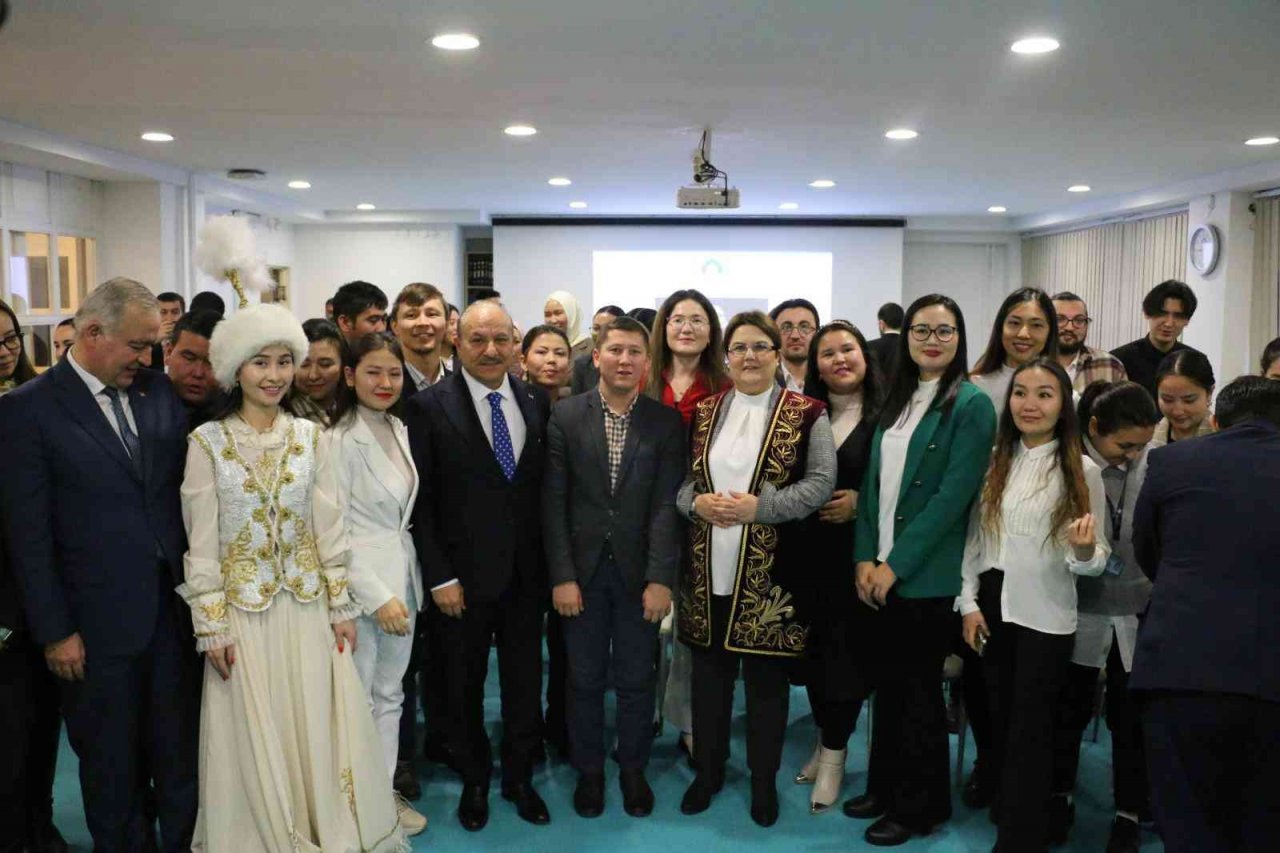 Aile ve Sosyal Hizmetler Bakanı Derya Yanık, Ahmet Yesevi Üniversitesini ziyaret etti