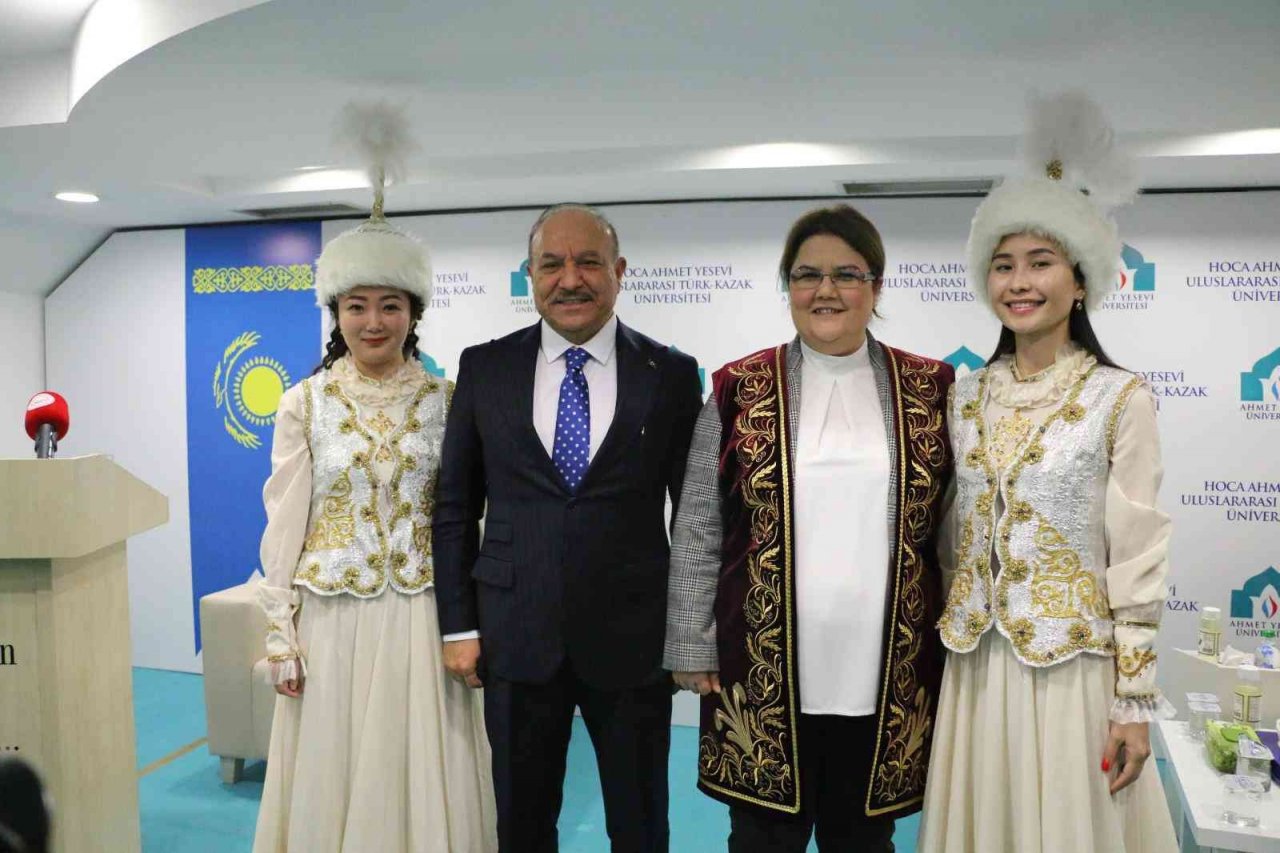 Aile ve Sosyal Hizmetler Bakanı Derya Yanık, Ahmet Yesevi Üniversitesini ziyaret etti
