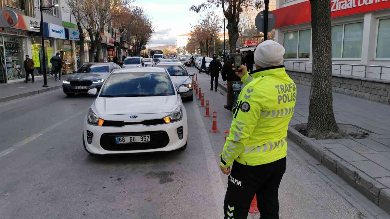 Aksaray’da hatalı parklara geçit yok: 43 araca 18 bin 748 TL ceza