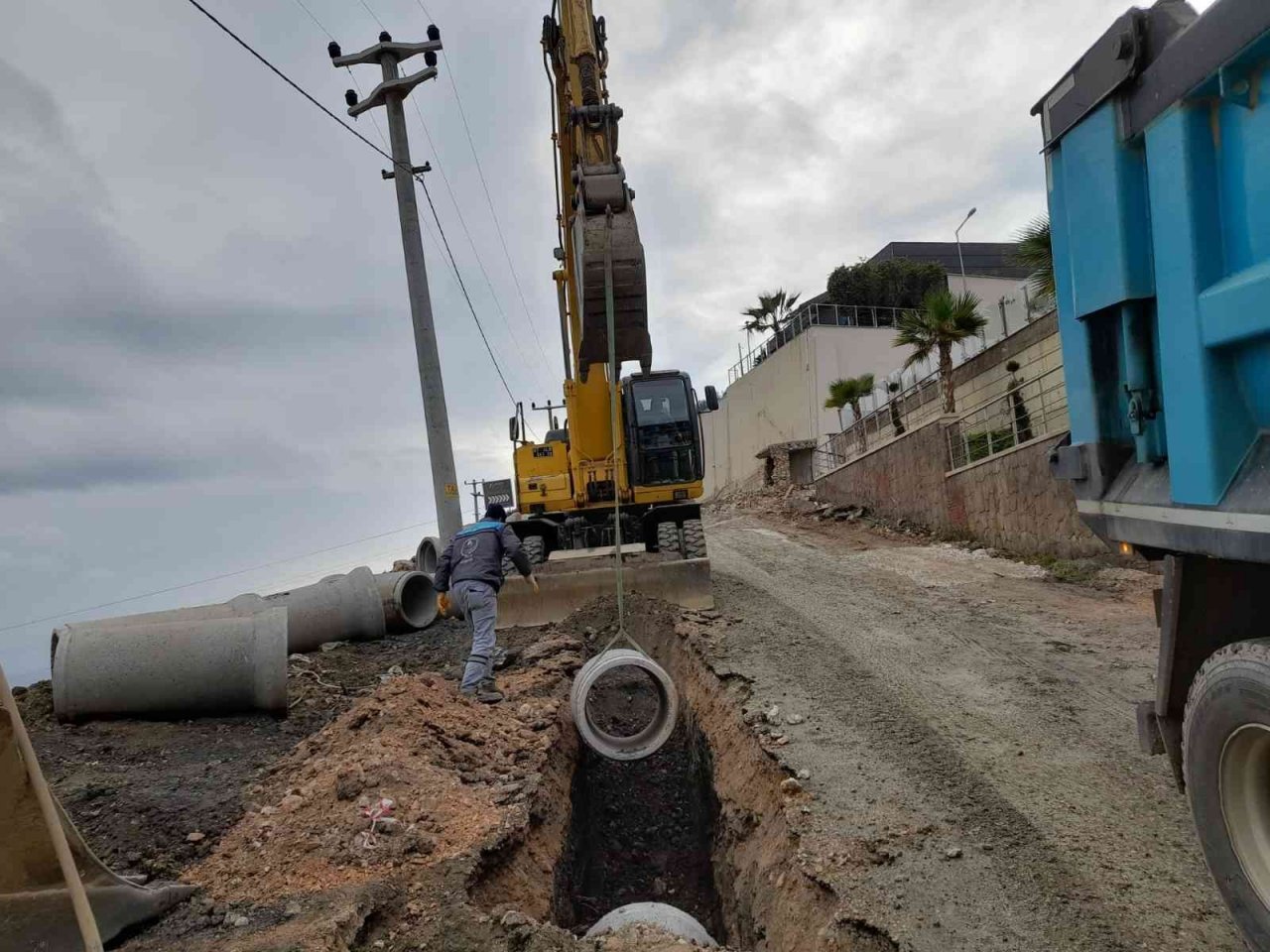 Yağmur suları yoğun çalışmayla kontrol altına alınıyor