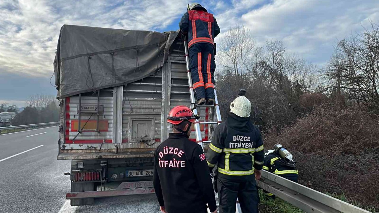 Kamyonun lastikleri tutuşunca otoyol tek şeride düştü