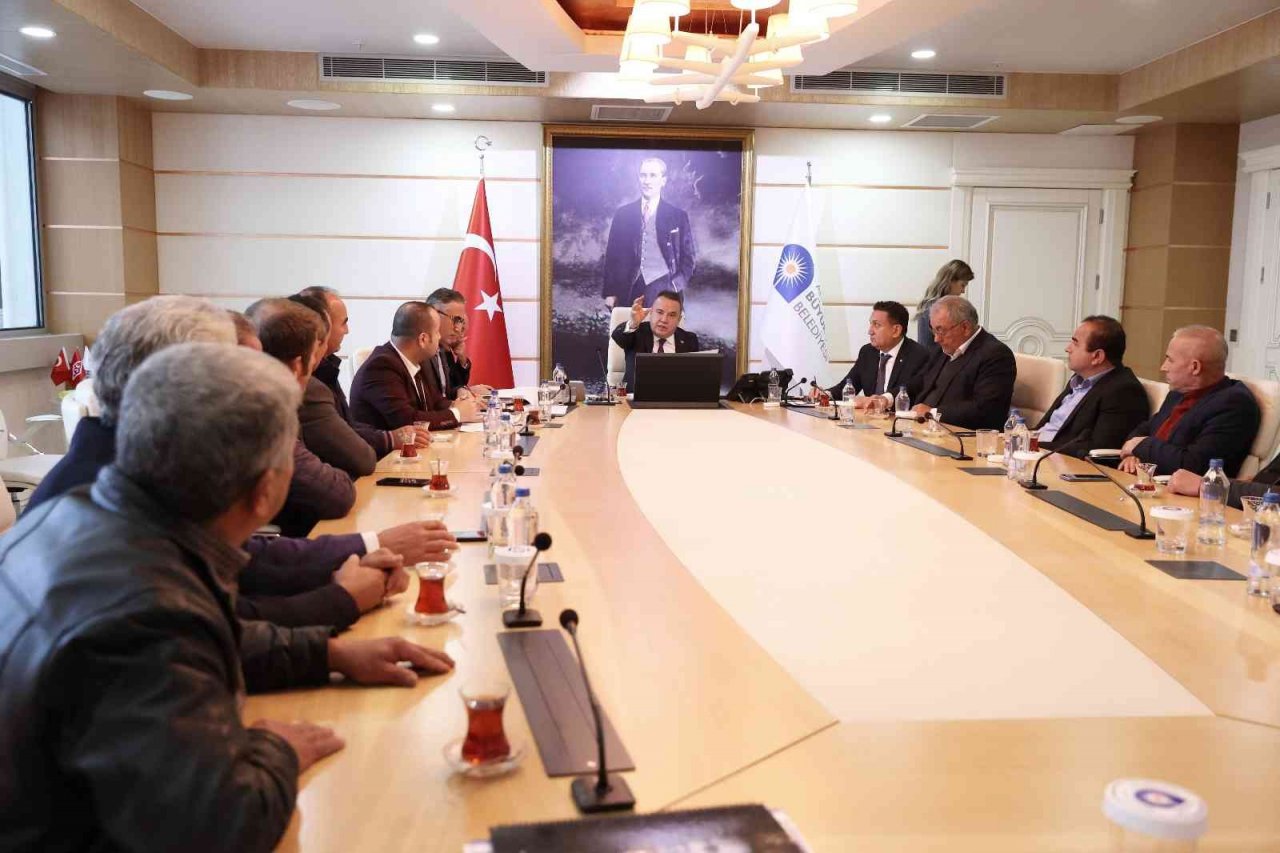 Başkan Böcek muhtarların sorunlarını dinledi