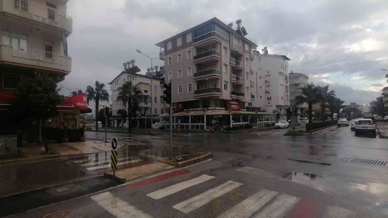 Kaza yapan otomobil, trafik lambasını devirdi