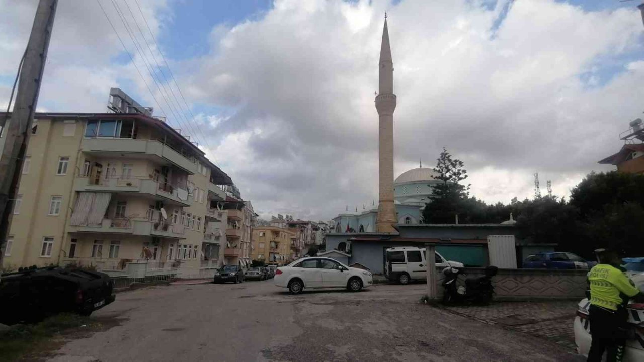 Kaza yapan otomobil, trafik lambasını devirdi
