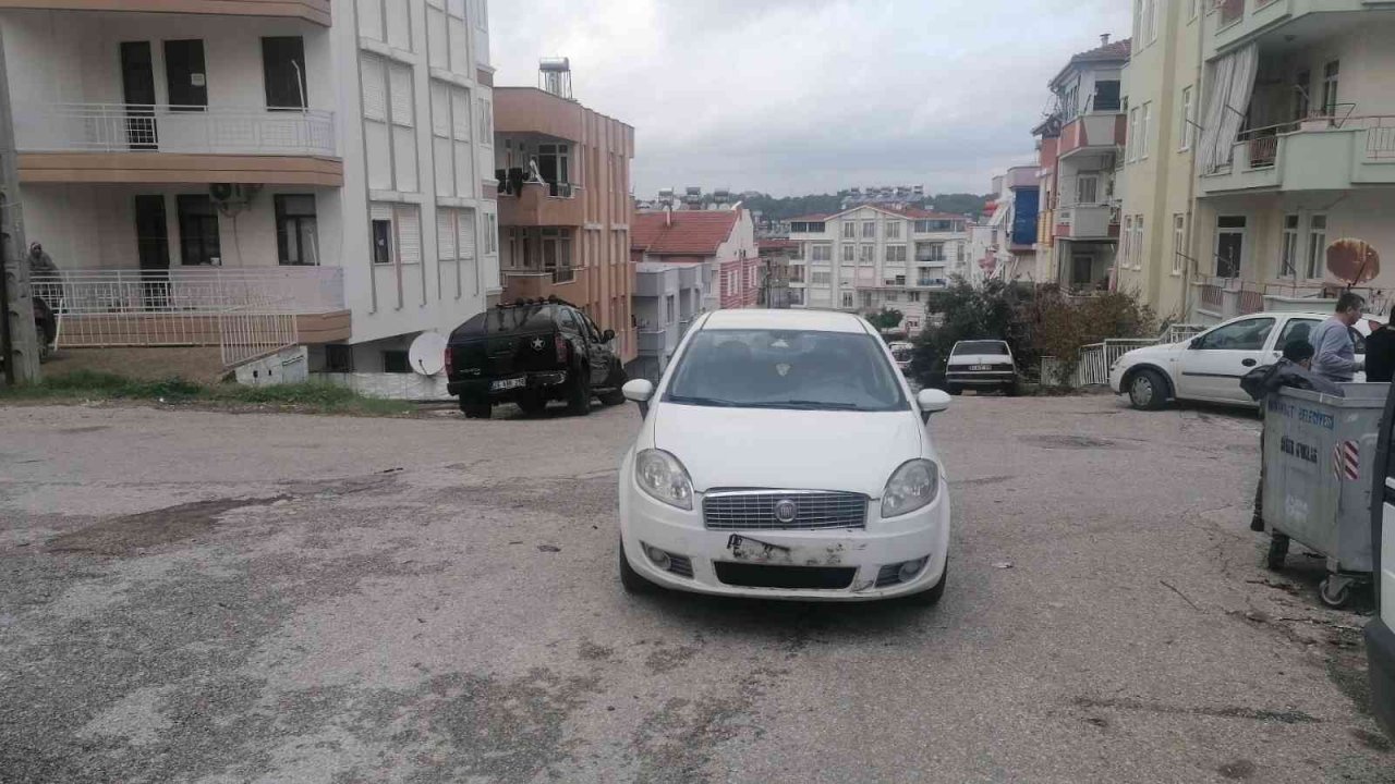 Kaza yapan otomobil, trafik lambasını devirdi