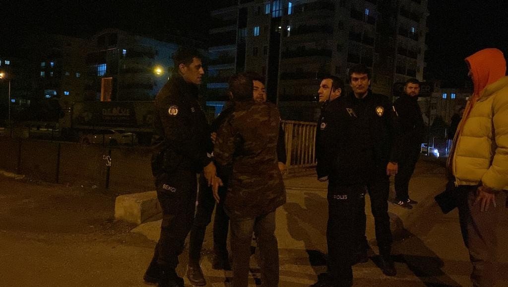 Kaza yapan alkollü sürücü, aracı yol ortasında bırakıp kaçtı