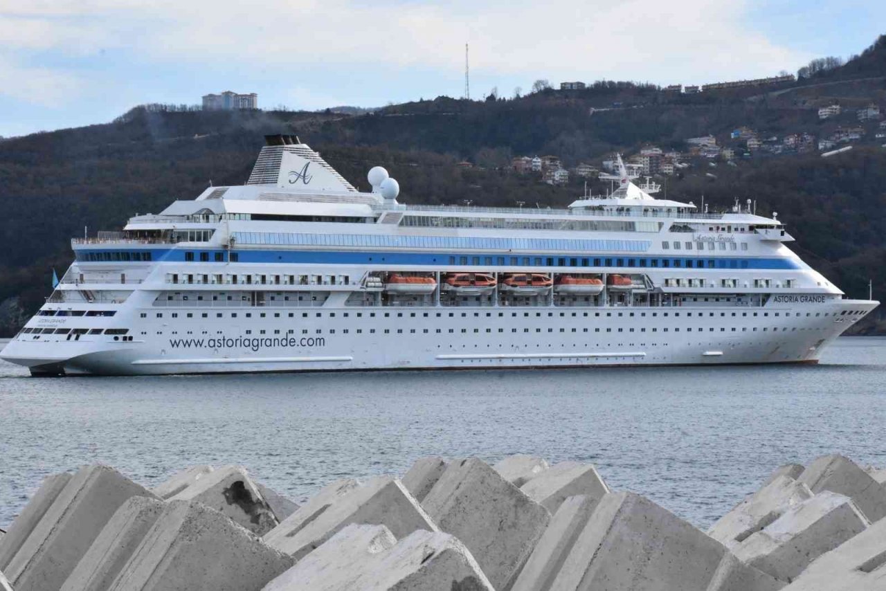 Limana çarpan kruvaziyer Amasra’da bekletilecek