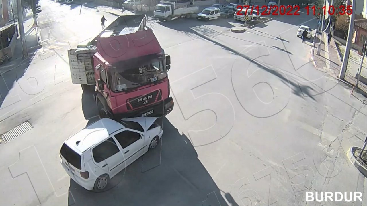 Burdur’daki trafik kazaları kameralara yansıdı