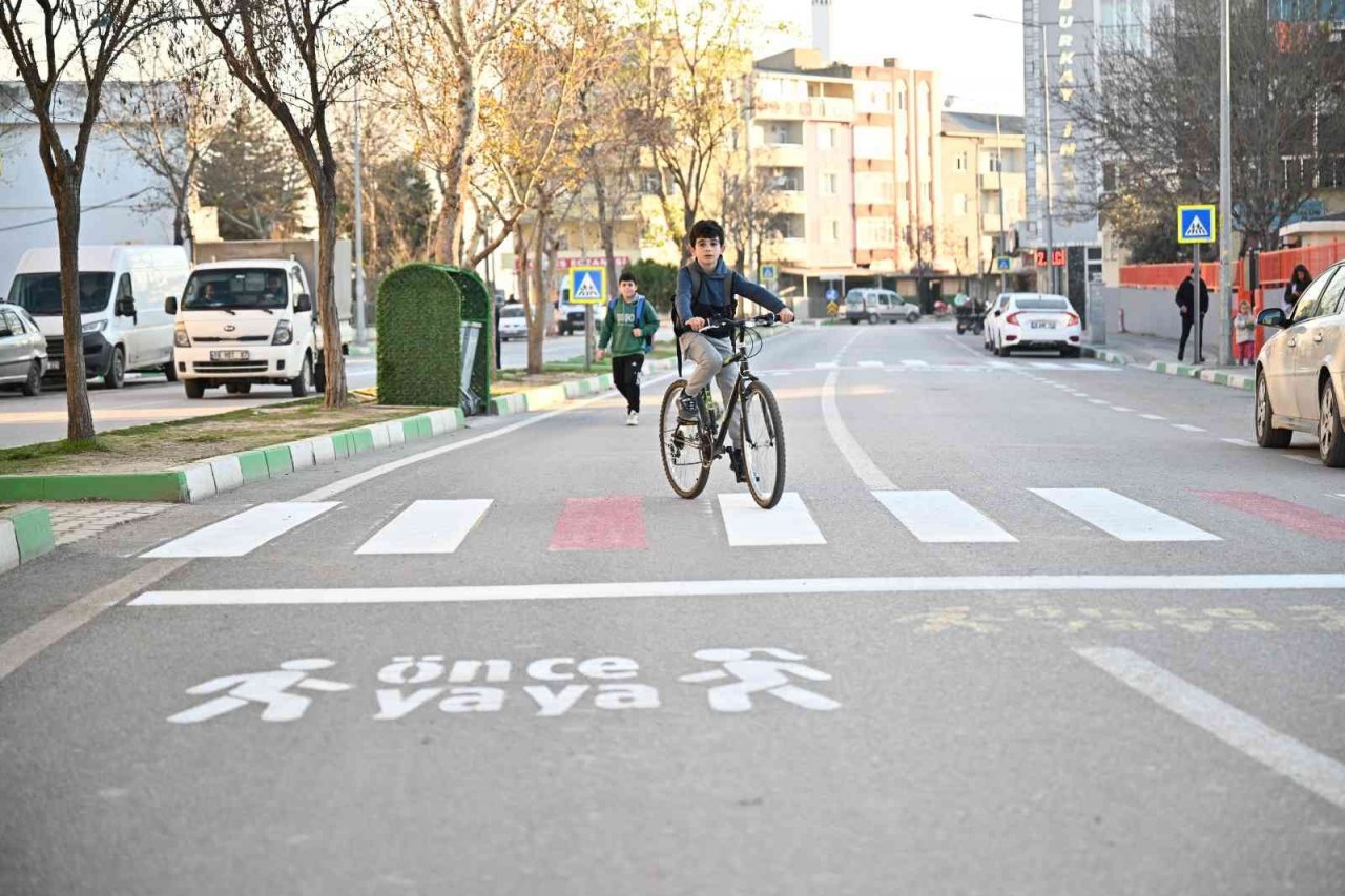 Karacabey’de altyapısı tamamlanan yollar asfaltlanıyor