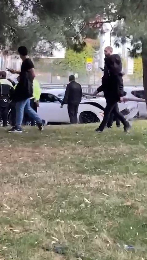 Bursa’da lüks otomobil ağaca çarparak pert oldu