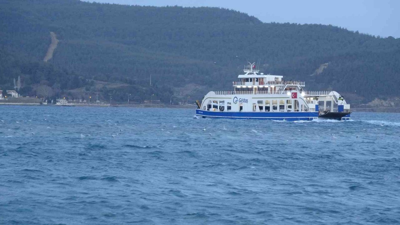 Lodos fırtınası nedeniyle Bozcaada ve Gökçeada’ya tüm feribot seferleri iptal edildi