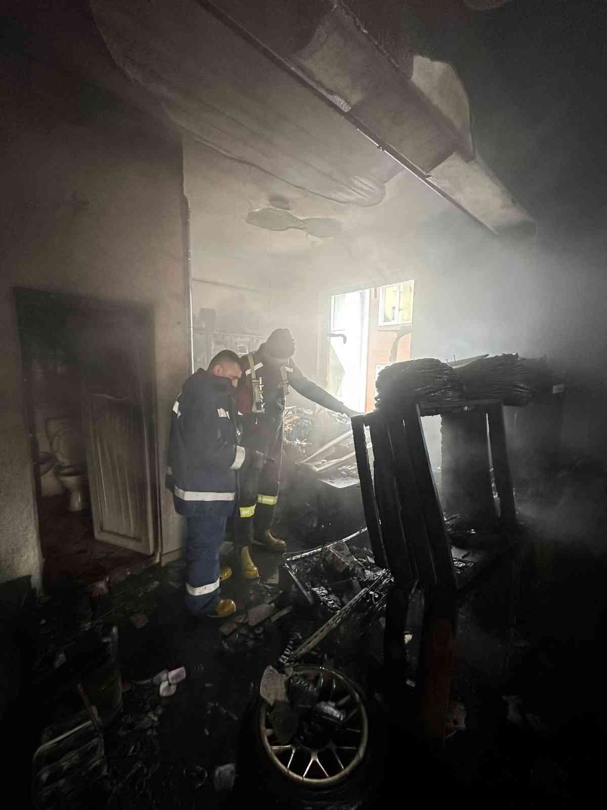 Depoda çıkan yangın itfaiye ekipleri tarafından söndürüldü