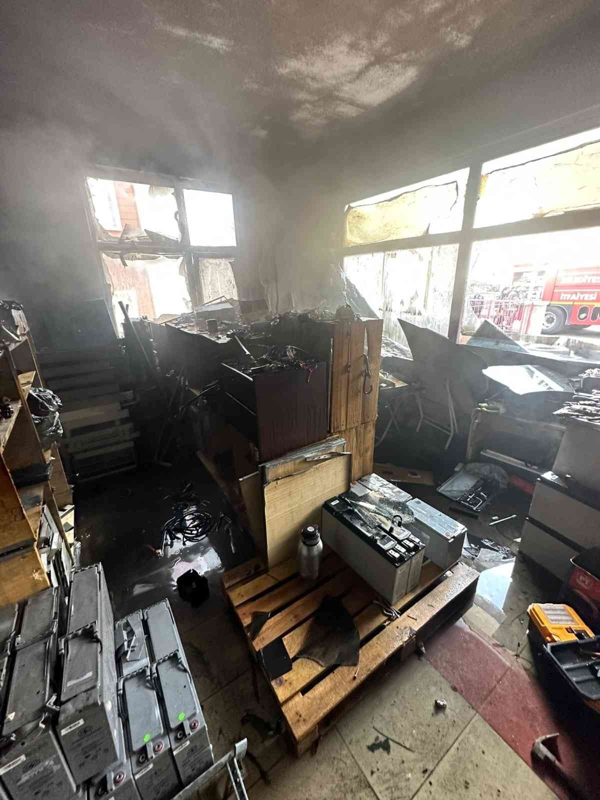 Depoda çıkan yangın itfaiye ekipleri tarafından söndürüldü