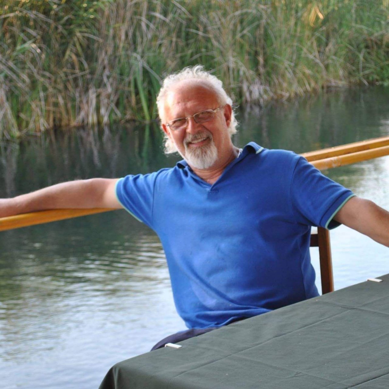 Manisa’da hafif ticari araç direğe çarptı: 1 ölü, 1 yaralı