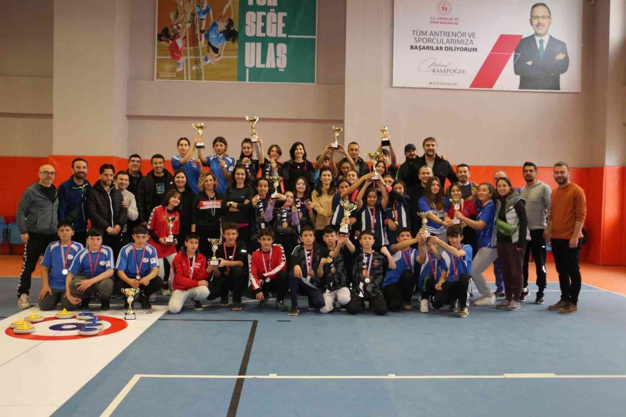 Floor Curlingde şampiyonlar ödüllendirildi