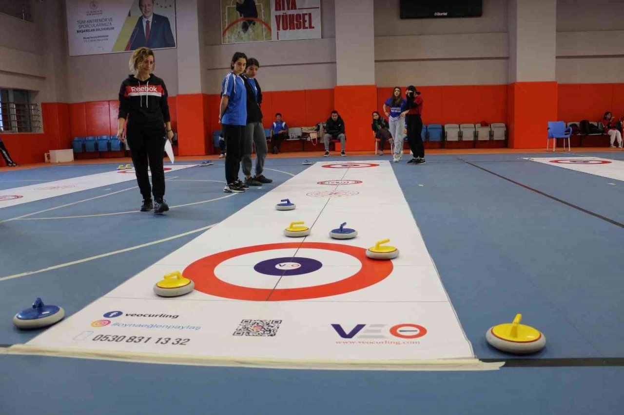 Floor Curlingde şampiyonlar ödüllendirildi