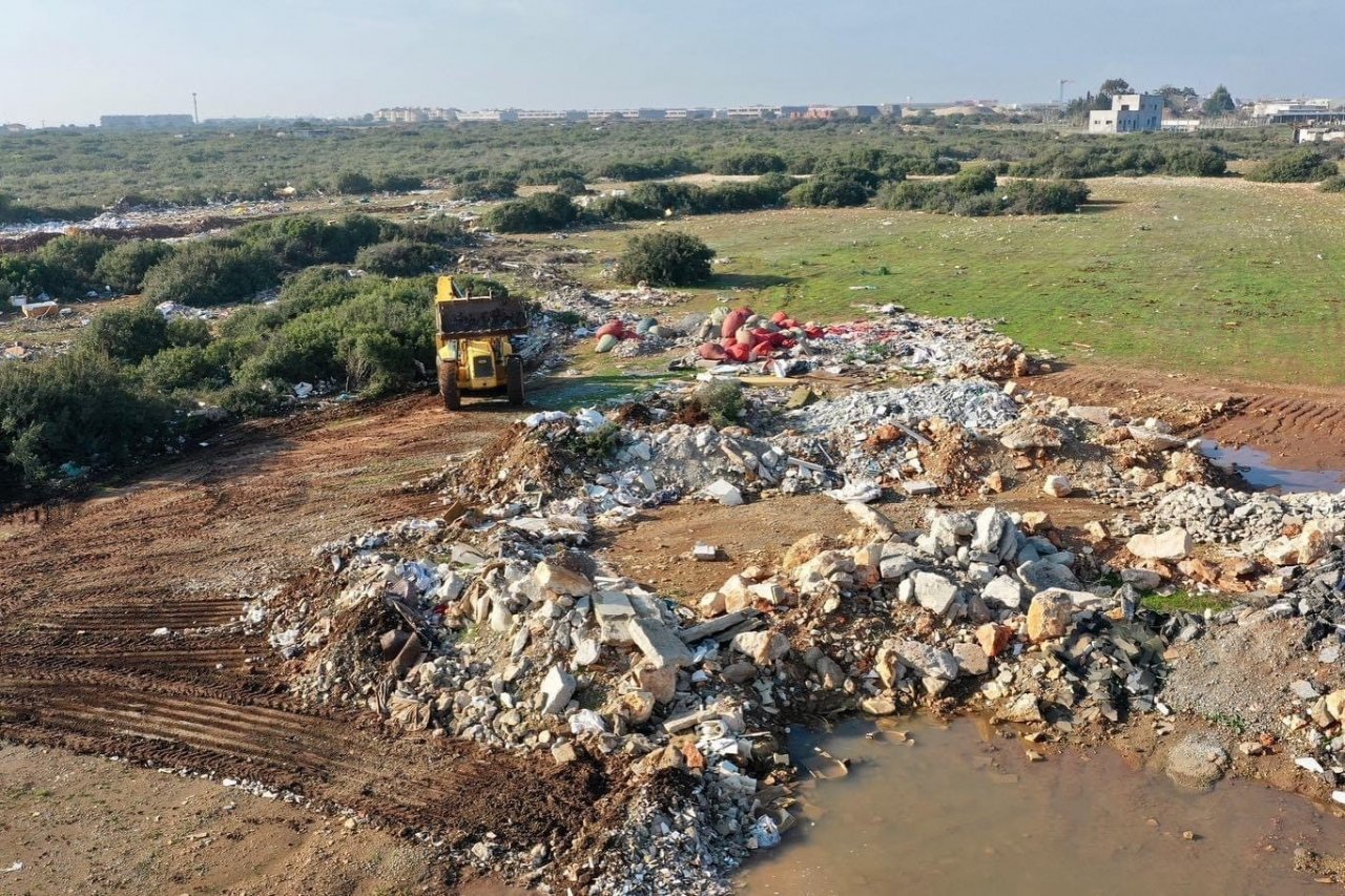 Didim’de moloz temizleme çalışması yapıldı
