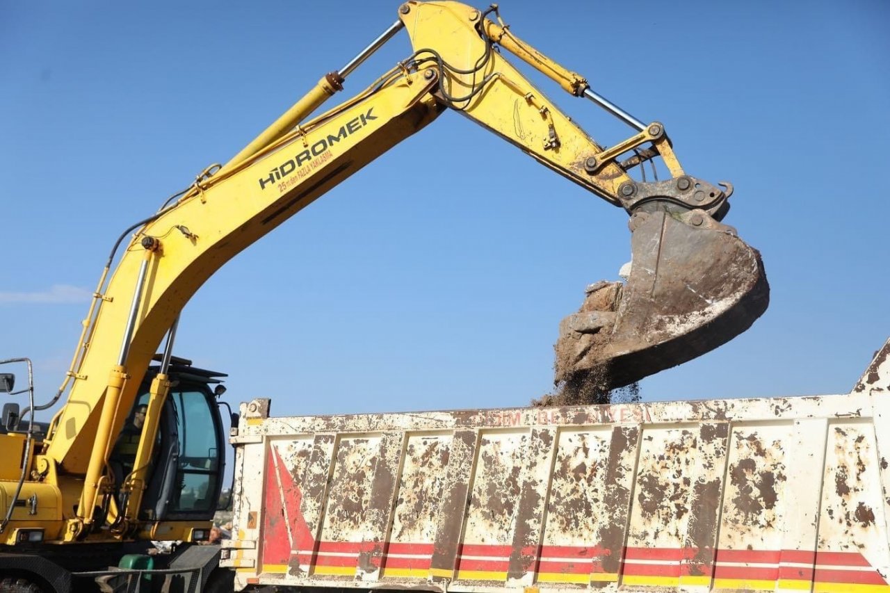 Didim’de moloz temizleme çalışması yapıldı