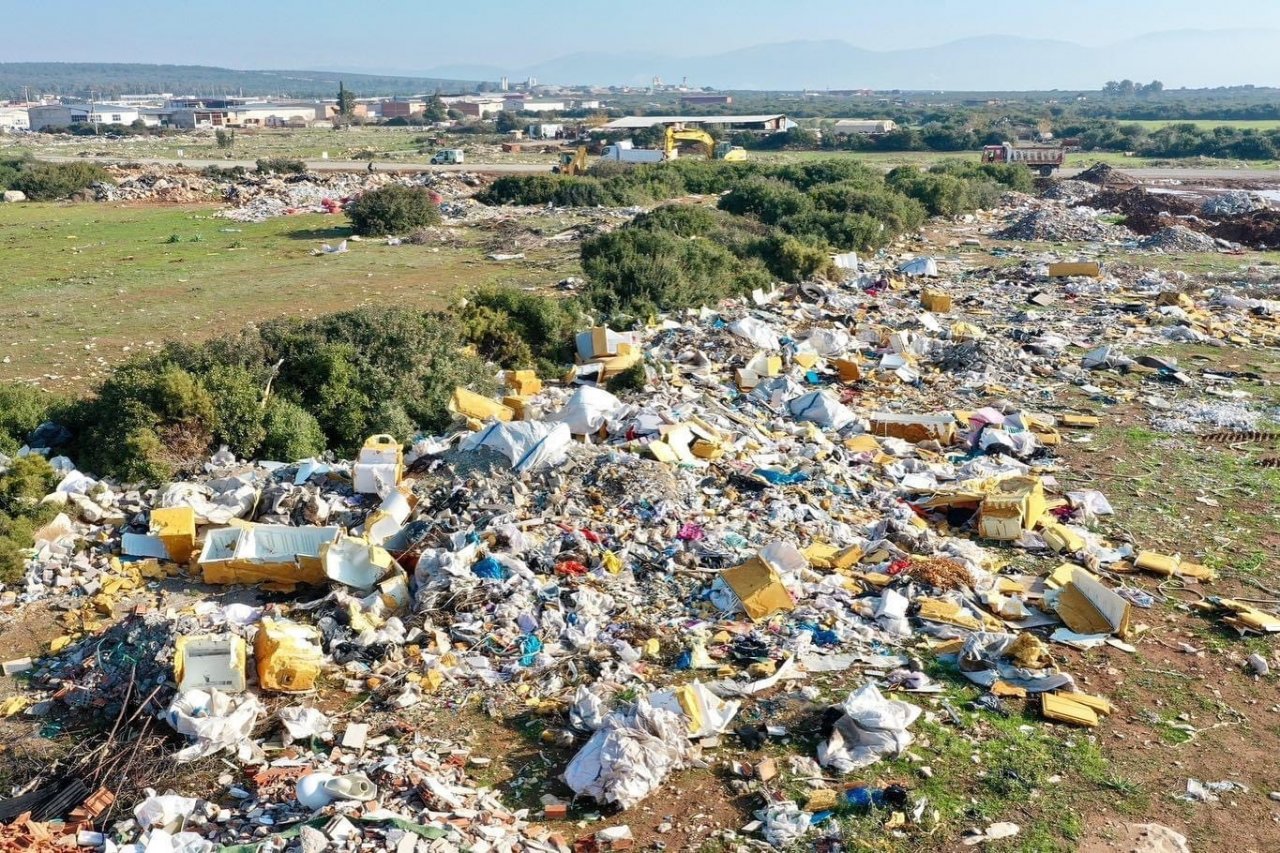 Didim’de moloz temizleme çalışması yapıldı