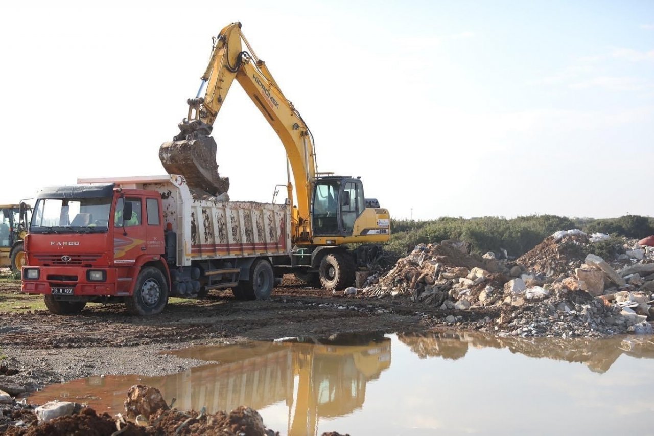 Didim’de moloz temizleme çalışması yapıldı