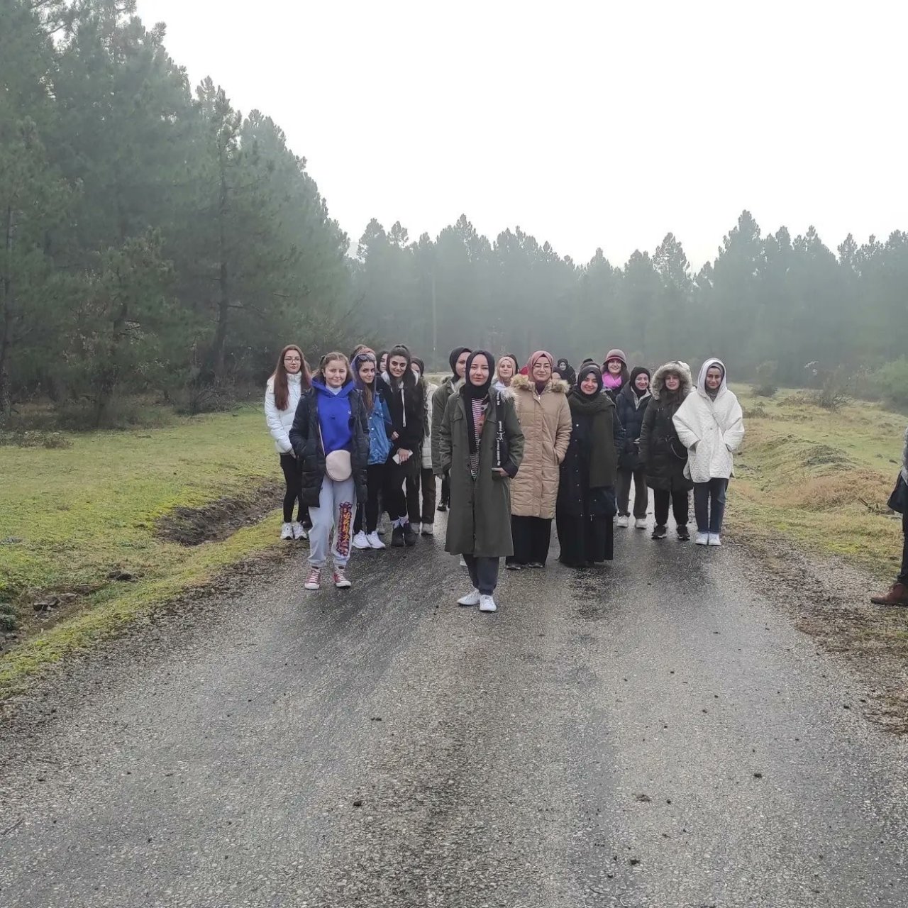 Gençler soğuk havaya aldırış etmedi