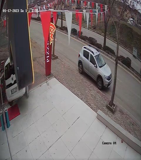 Hafif ticari aracın iş yerinin vitrinine çarpma anı güvenlik kamerasında