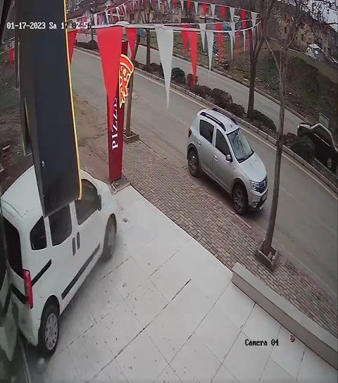 Hafif ticari aracın iş yerinin vitrinine çarpma anı güvenlik kamerasında