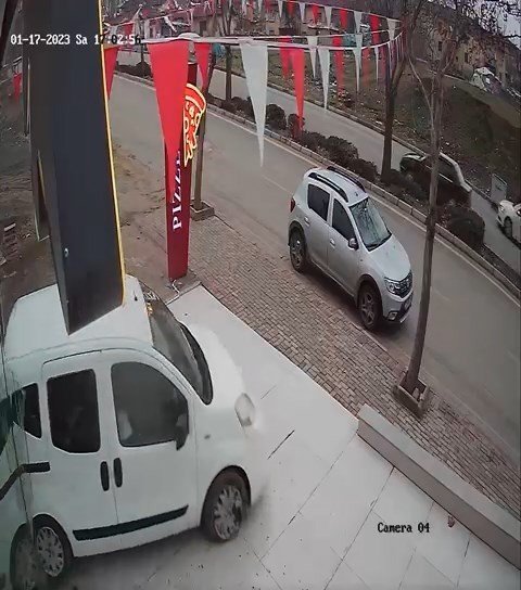 Hafif ticari aracın iş yerinin vitrinine çarpma anı güvenlik kamerasında