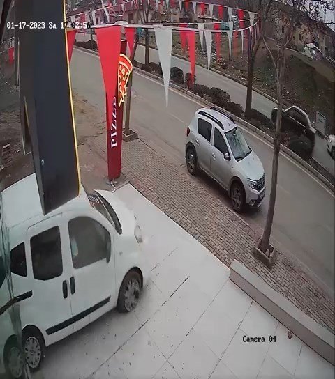 Hafif ticari aracın iş yerinin vitrinine çarpma anı güvenlik kamerasında