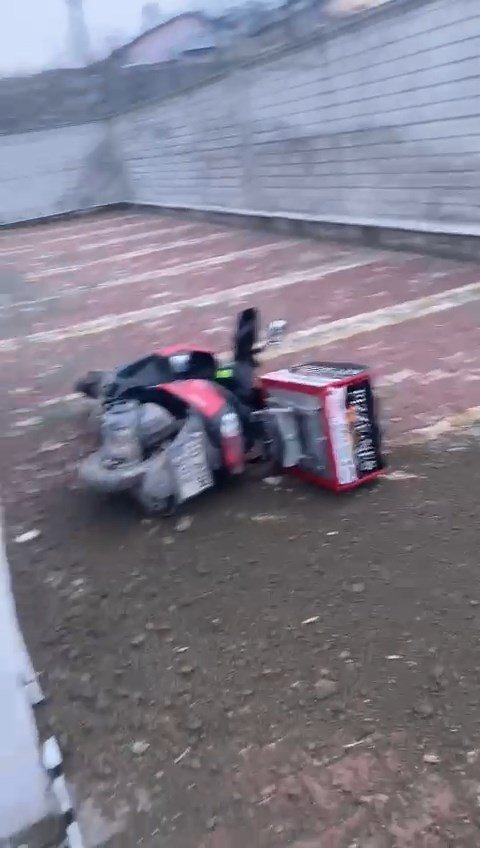 Hafif ticari aracın iş yerinin vitrinine çarpma anı güvenlik kamerasında