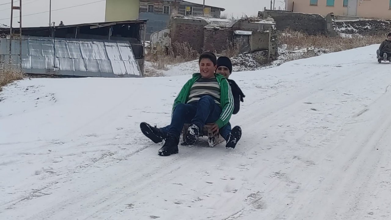 Çocukların kızak keyfi