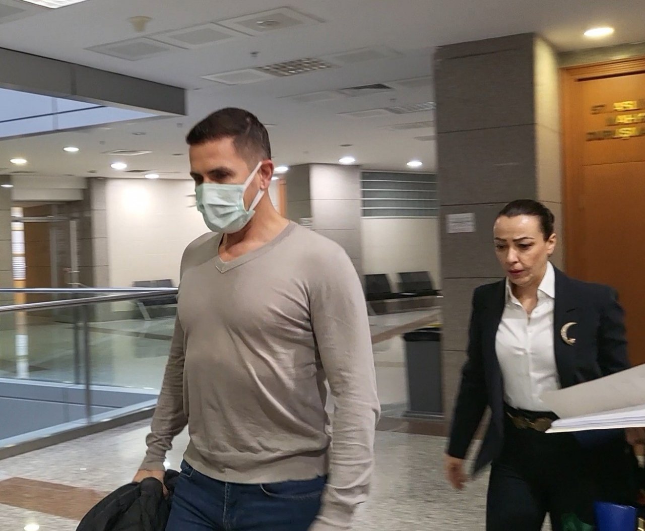 Eşi Yağmur Aşık’a kendisine hakaret ettiği iddiasıyla dava açan Emre Aşık: " Şu an kendisiyle aynı yerde olmaktan ve aynı havayı solumaktan bile rahatsız oluyorum"