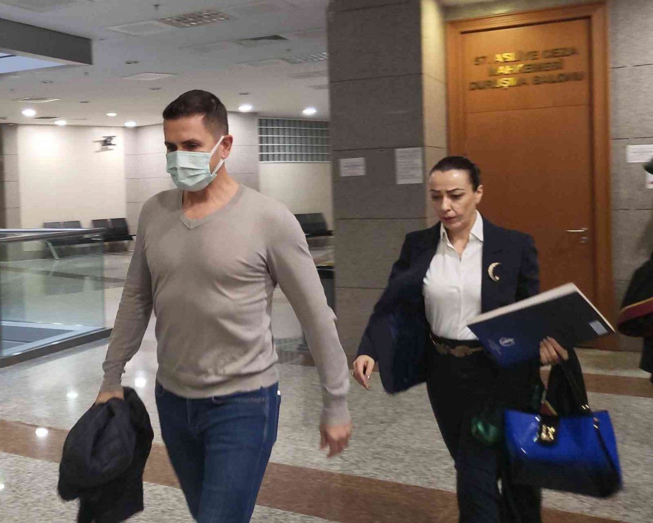 Eşi Yağmur Aşık’a kendisine hakaret ettiği iddiasıyla dava açan Emre Aşık: " Şu an kendisiyle aynı yerde olmaktan ve aynı havayı solumaktan bile rahatsız oluyorum"