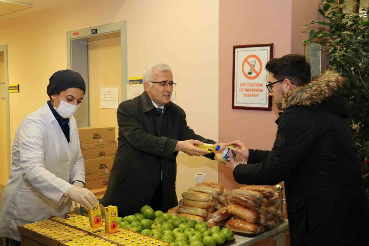 Sınav haftasında ESOGÜ’lü öğrencilere kumanya desteği