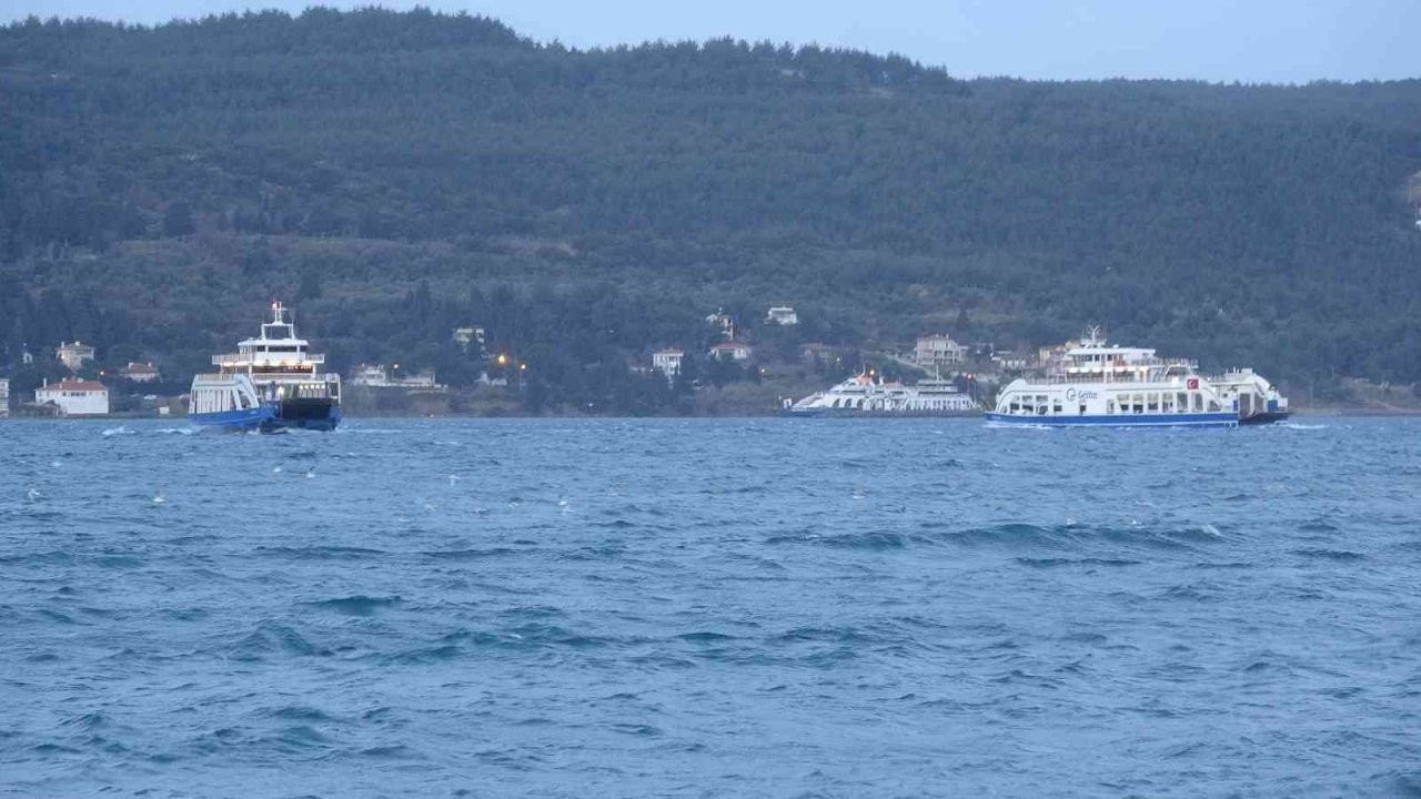 Lodos fırtınası nedeniyle Bozcaada ve Gökçeada’ya tüm feribot seferleri iptal edildi