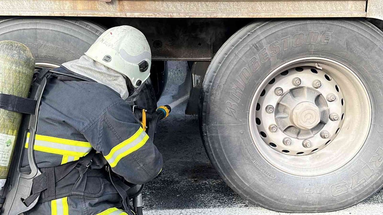 Kamyonun lastikleri tutuşunca otoyol tek şeride düştü