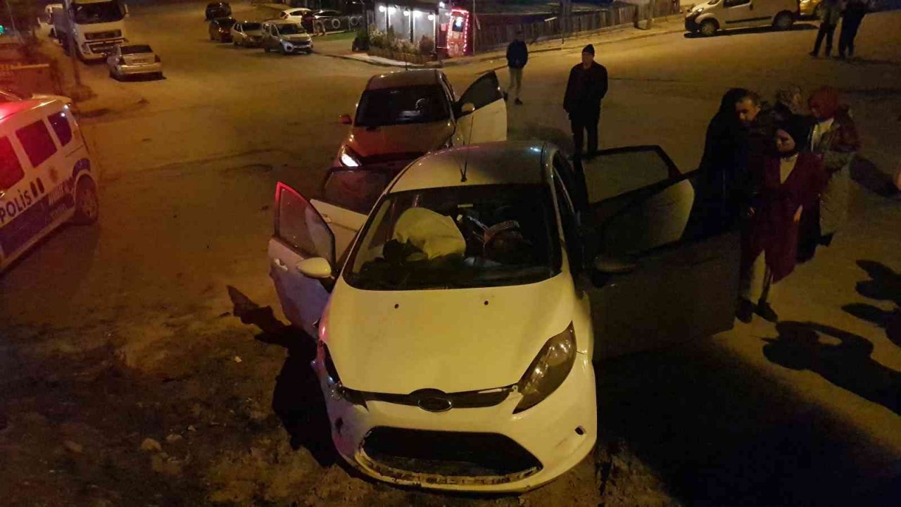 Safranbolu’da 2 otomobil çarpıştı, araçlarda maddi hasar oluştu