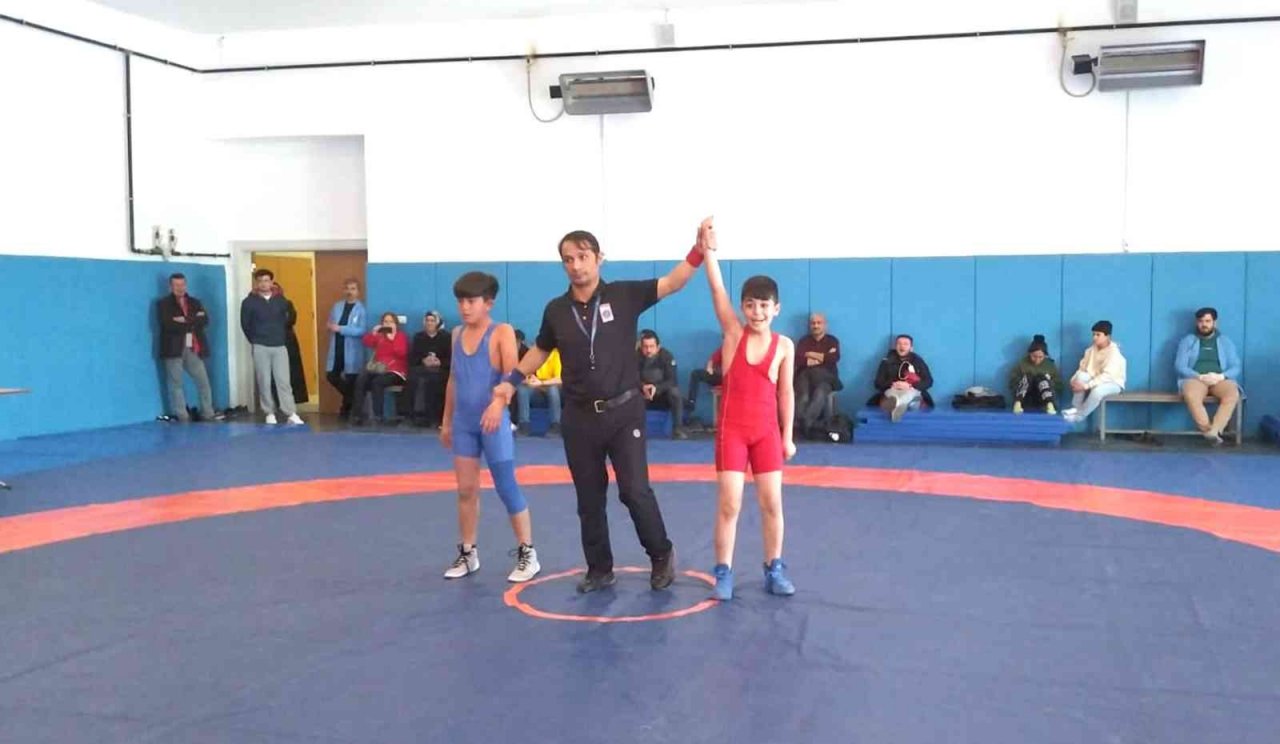 Karaman’da okul sporları güreş müsabakaları sona erdi