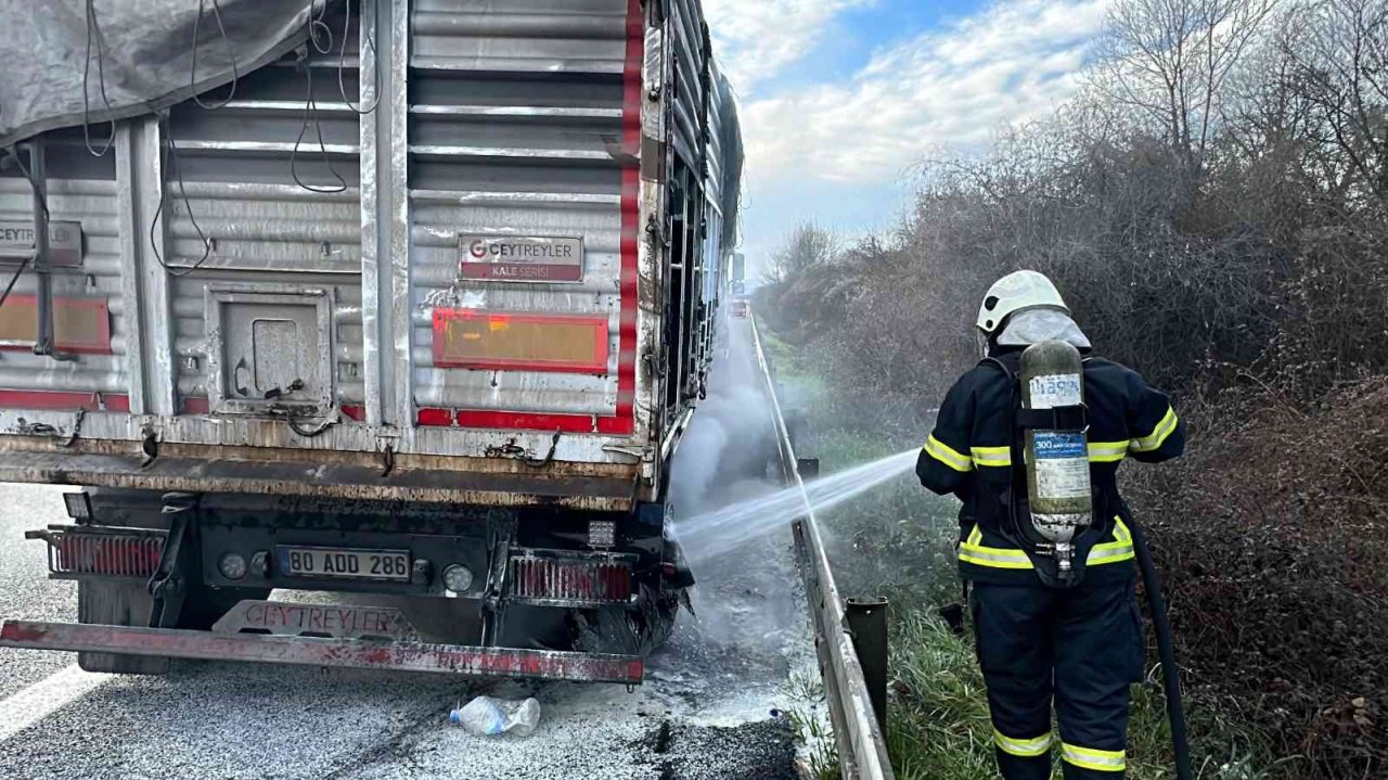 Kamyonun lastikleri tutuşunca otoyol tek şeride düştü