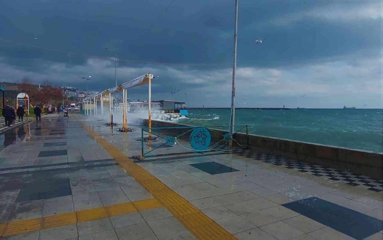 Fırtınada denize açılan teknenin dalgalarla mücadelesi kameraya yansıdı