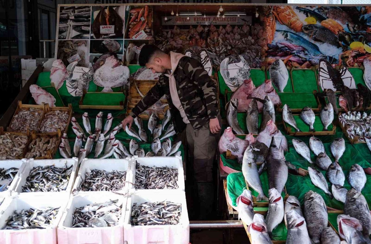 Lodos balık tezgahlarını vurdu, fiyatlar fırladı