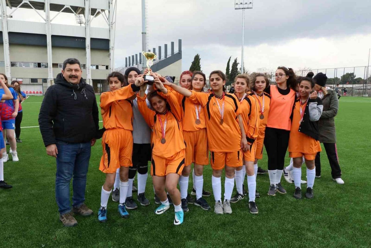 Mehmet Akif Ersoy Anadolu Lisesi kızları futbolda şampiyon oldu