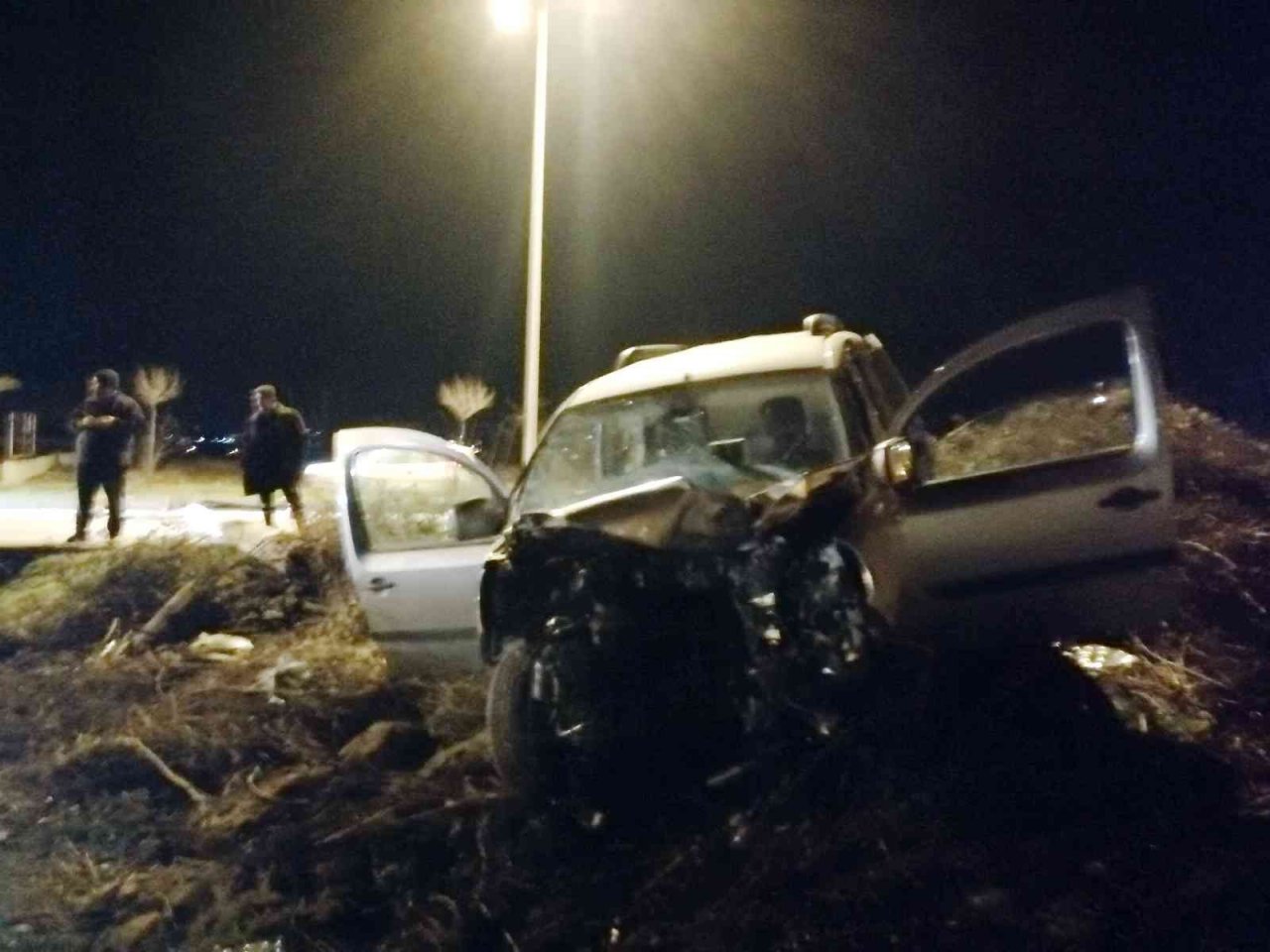 Manisa’da hafif ticari araç direğe çarptı: 1 ölü, 1 yaralı