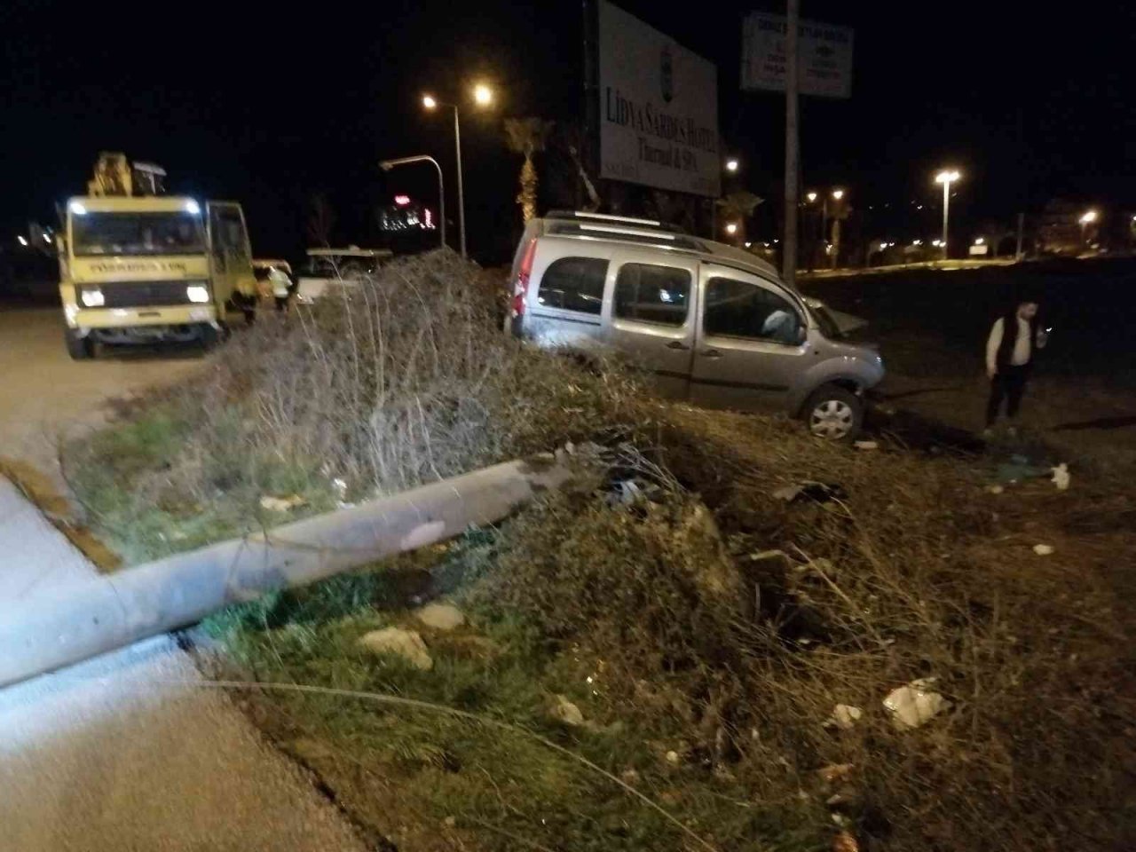 Manisa’da hafif ticari araç direğe çarptı: 1 ölü, 1 yaralı