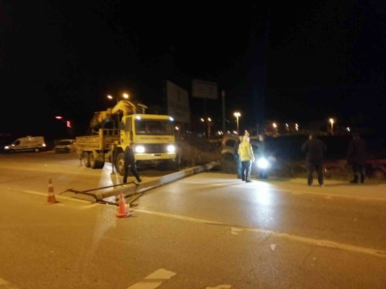 Manisa’da hafif ticari araç direğe çarptı: 1 ölü, 1 yaralı