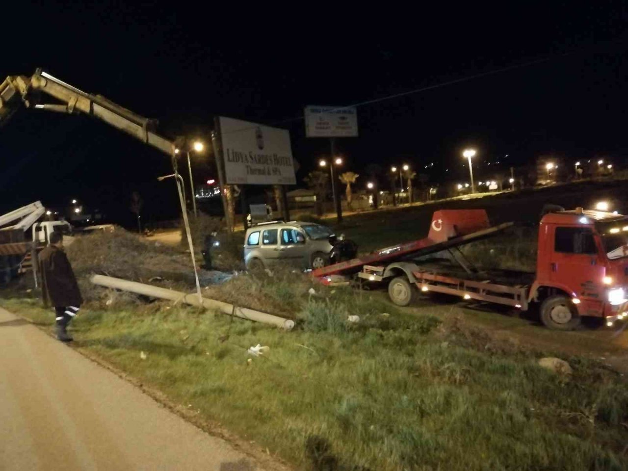 Manisa’da hafif ticari araç direğe çarptı: 1 ölü, 1 yaralı