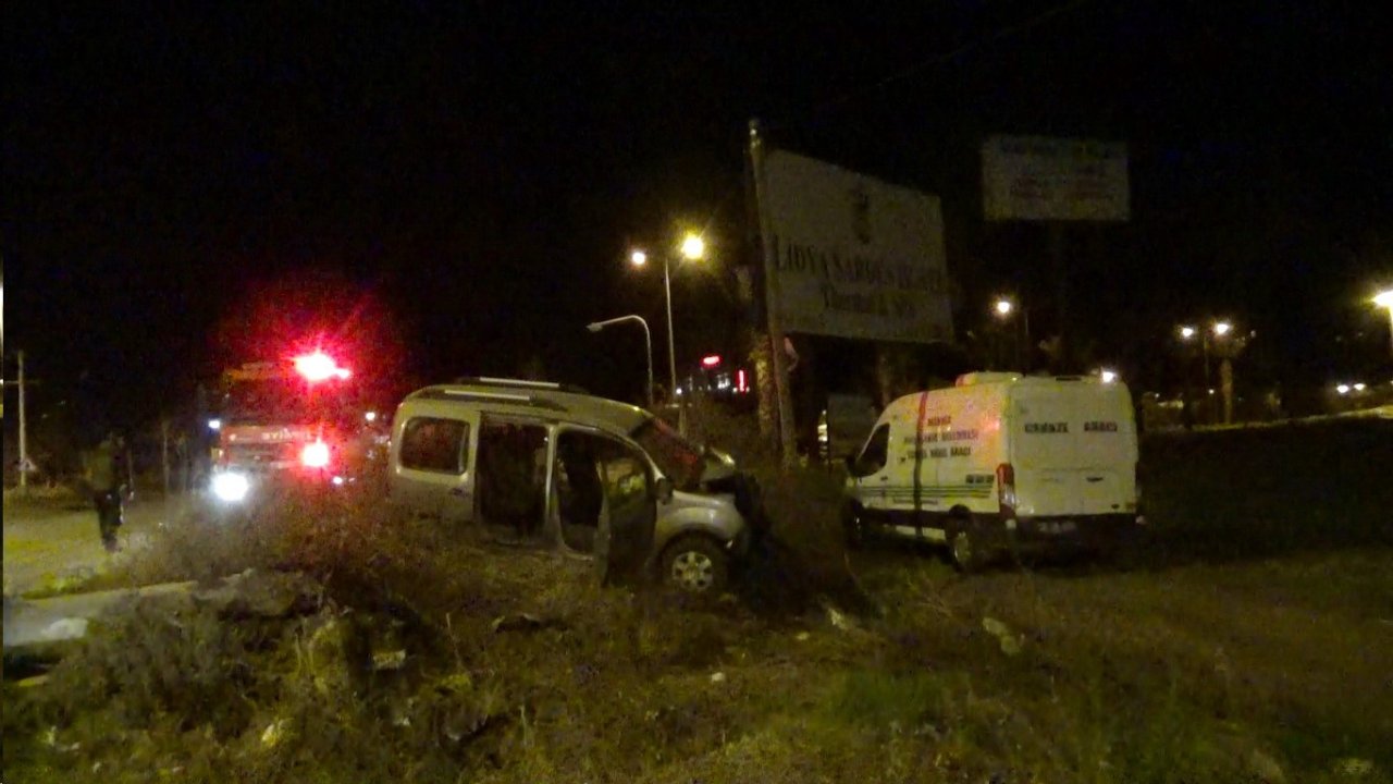 Manisa’da hafif ticari araç direğe çarptı: 1 ölü, 1 yaralı